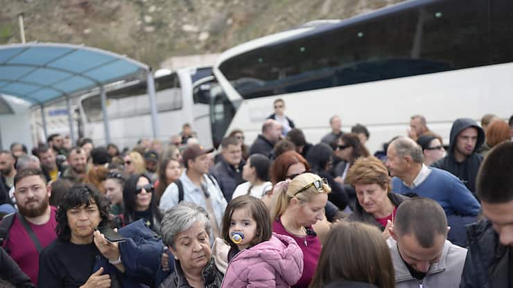 Environ un millier de personnes ont embarqué lundi après-midi à bord d'un ferry en direction d'un grand port au sud d'Athènes.