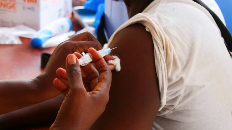 L'essai a été lancé en un temps record, selon le chef de l'OMS Tedros Adhanom Ghebreyesus.