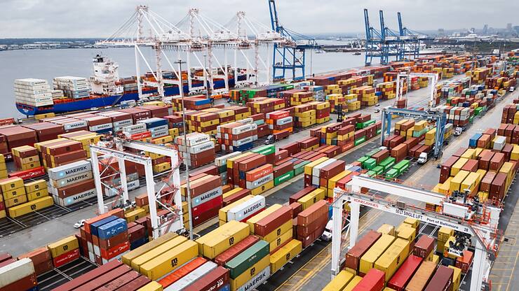 Le déficit commercial avec les deux voisins des Etats-Unis, Canada et Mexique, a connu une évolution différente en 2024. Il est en recul avec le Canada à 63 milliards de dollars, mais s'est creusé avec le Mexique à 172 milliards.