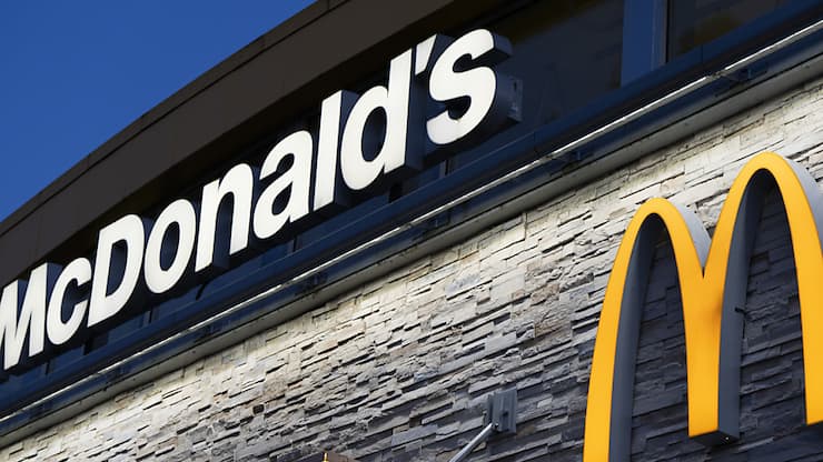 Les consommateurs américains ont dépensé moins d'argent chez  McDonald's, même s'ils ont été plus nombreux à se rendre dans les restaurants de la chaîne (archives).