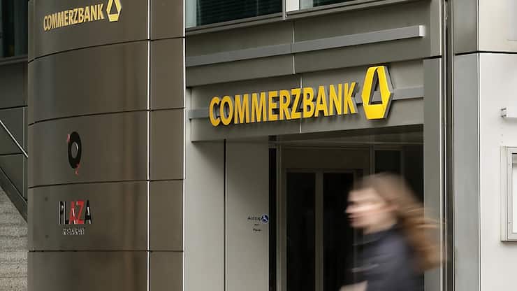 Commerzbank compte se séparer de près de 10% de l'effectif actuel, en évitant les départs contraints, avec un programme de préretraite progressive proposé dès cette année (archives).