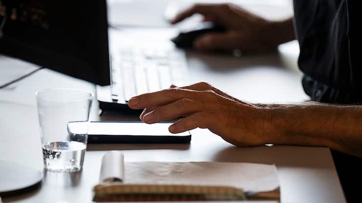 Trois conseillers nationaux issus du Centre, du PS et de l'UDC souhaitent lutter contre l'utilisation abusive des numéros de téléphone et des noms de domaines Internet suisses (image d'illustration).