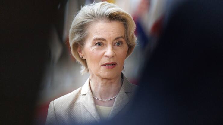 "Je peux annoncer que je vais proposer d'activer la clause de sauvegarde pour les investissements dans la défense. Cela permettra aux Etats membres d'augmenter substantiellement leurs dépenses en matière de défense", a déclaré Ursula von der Leyen.