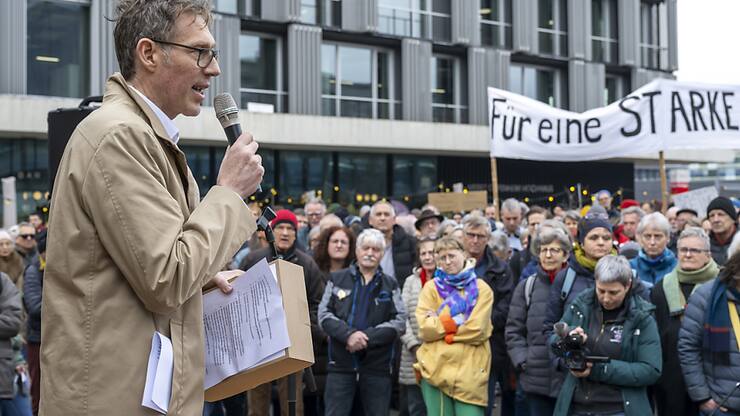 Rajan Autze, le responsable éditorial par intérim de la culture sur la radio SRF 2, a recueilli la pétition contre les coupes dans les programmes.