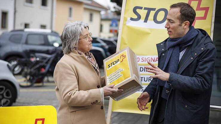 Benoit Gaillard, co-initiant de la pétition, a remis les 17'000 paraphes récoltés contre la fermeture annoncée d'offices postaux dans le canton de Vaud à Sylvie Grossenbacher, responsable région Vaud, Valais, Fribourg de la Poste