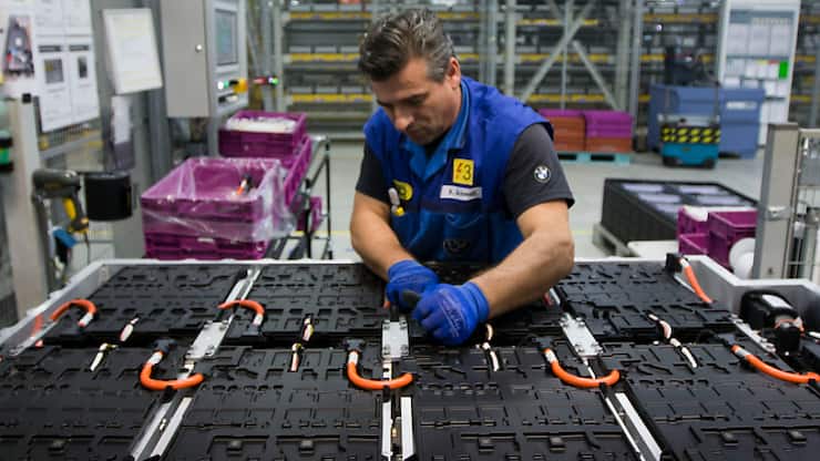 Les voitures hybrides, un peu plus sobres et moins polluants que les modèles à essence et bien moins chers que les électriques, reprennent le contrôle du marché européen. (archives)