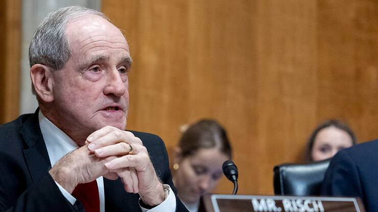 Le sénateur Jim Risch a dénoncé un texte destiné uniquement à satisfaire "la gauche progressiste" et "embarrasser notre allié Israël" et qui "a, au final, réduit la sécurité des Etats-Unis et de ses alliés",ajoutant que désormais "l'Amérique est de retour".