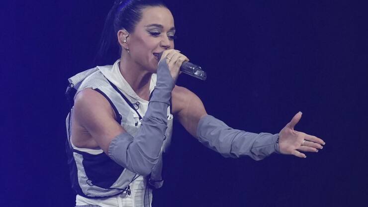 La chanteuse Katy Perry pourrait s'envoler dans l'espace avec cinq autres femmes, dont la petite amie de Jeff Bezos (Photo d'archives).