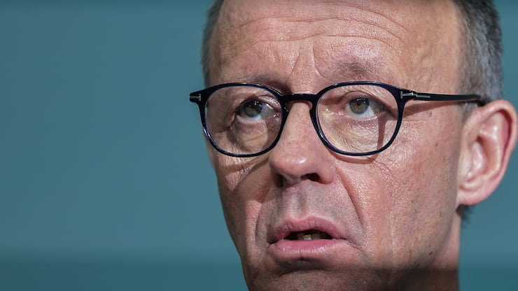 "Compte tenu des dangers qui menacent notre liberté et la paix sur notre continent, le mot d'ordre pour notre défense doit être: quoi qu'il en coûte!", a déclaré le futur chancelier allemand Friedrich Merz.