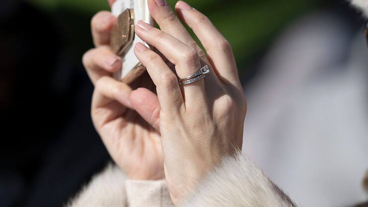 Le Conseil des Etats veut étudier les restrictions formelles en matière de résiliations, uniquement par téléphone ou par messagerie instantanée dans le domaine des abonnements mobiles par exemple (illustration).