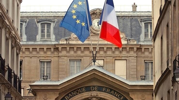 En cumul sur douze mois, le déficit commercial s'allège de 300 millions d'euros, après s'être déjà amélioré de 3,1 milliards en décembre, pour s'établir à 80,4 milliards d'euros.