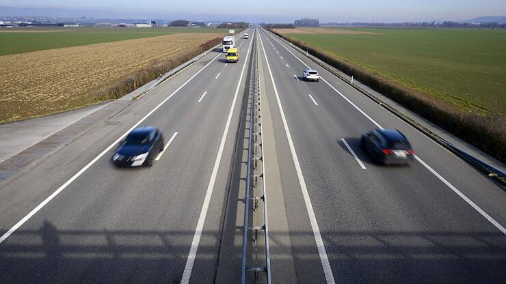 En tout, 22'126 véhicules routiers à moteur ont été mis en circulation en Suisse le mois dernier, selon le communiqué de l'Office fédéral de la statistique (OFS) lundi.