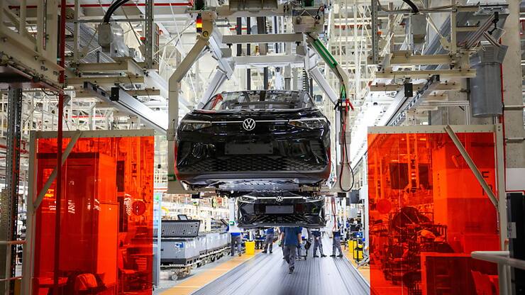 Sur un an, la production industrielle demeure toutefois en recul de 3,1%, symbole de la crise du secteur freiné par des prix de l'énergie élevés et le recul de la demande mondiale.