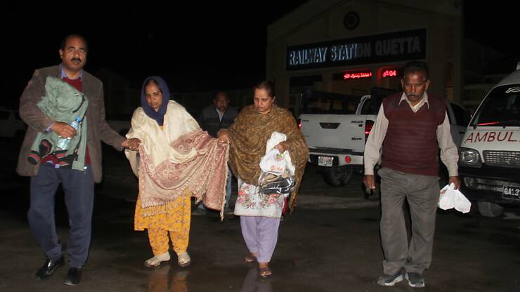 Des otages libérés du train express Jaffar à destination de Peshawar, attaqué par des séparatistes baloutches, rejoignent la gare de Quetta, capitale de la province du Baloutchistan.