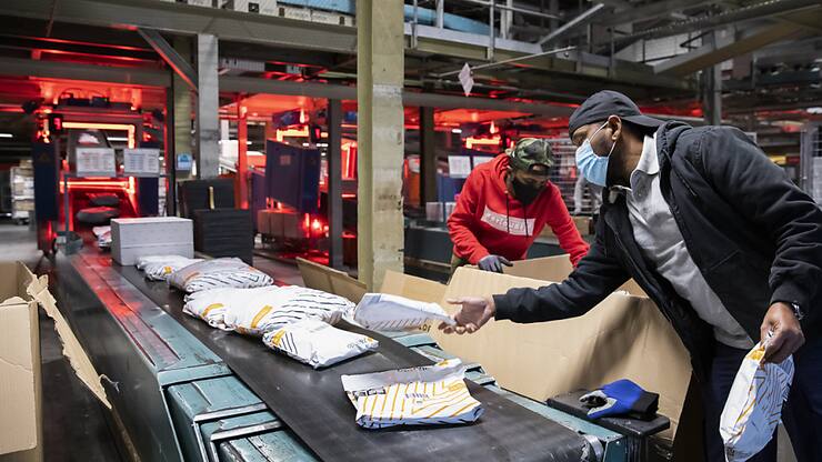 La croissance a été portée par le bond de 18% des achats à l'étranger, principalement liés aux petits colis en provenance d'Asie (archives).