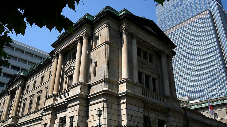 La BoJ se montre prudente, soulignant les conséquences potentielles de la guerre commerciale tous azimuts déclenchée par le président américain Donald Trump. Les Etats-Unis ont notamment ciblé directement les exportations d'acier nippones.