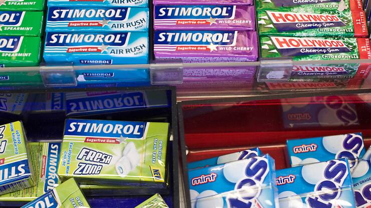 Une étude met en évidence comment de minuscules fractions de plastique, souvent invisibles, pénètrent dans le corps par les chewing-gums (image symbolique).