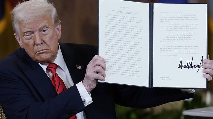 Dans l'attente de leur application effective, les droits de douane brandis par Donald Trump n'ont qu'un effet marginal sur les perspectives économiques helvétiques. (archive)