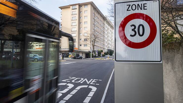La justice ne permet pas au canton de Genève de généraliser le 30 km/h sur les routes. Dans un arrêt rendu mercredi, le Tribunal administratif de première instance annule l'arrêté ad hoc (illustration).
