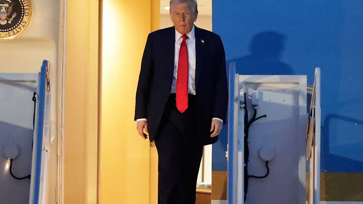 A bord de l'Air Force One, Donald Trump a assuré dimanche le président ukrainien Volodymyr Zelensky de "gros, gros problèmes" en cas de retrait de l'accord sur les minerais.