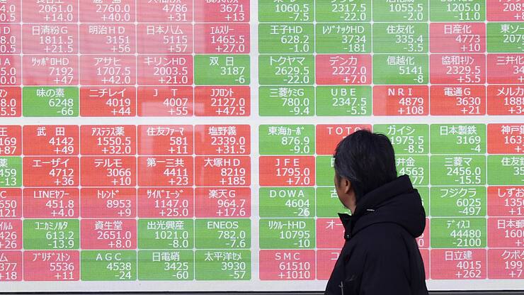 La Bourse de Tokyo a chuté de plus de 4% peu après l'ouverture, avant de modérer ses pertes. La Bourse de Séoul a lâché presque 3% dans les premiers échanges (archives).