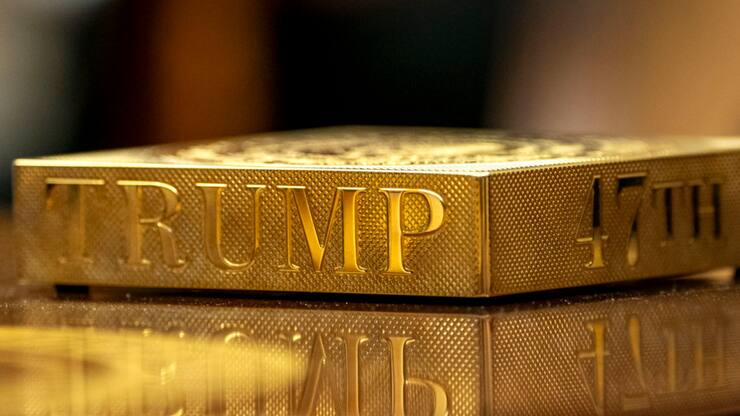 Dans la nuit de mercredi à jeudi, l'once de métal précieux a bondi à 3167,74 dollars, un nouveau record historique, après les nouvelles taxes douanières imposées par le président américain Donald Trump (archives).