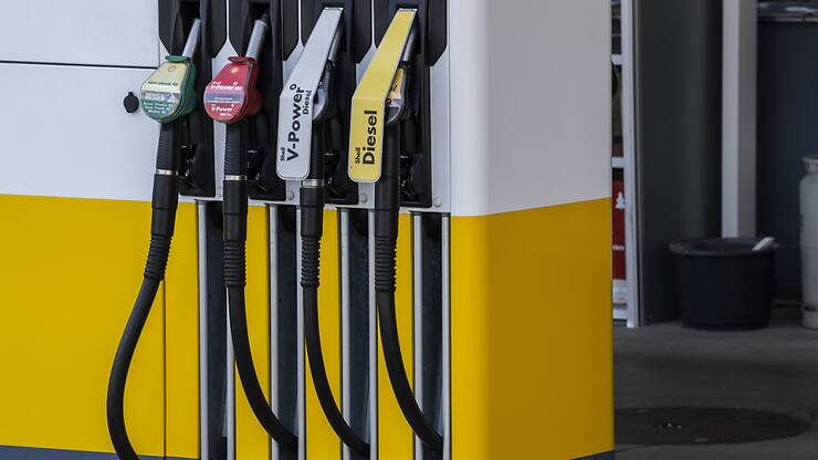 En mars, les prix des carburants, notamment, ont baissé en Suisse (archives).