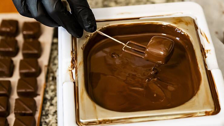 Le prix du cacao, qui s'est envolé ces derniers mois, se répercutera sur les prix de vente des tablettes de chocolat et autres pralinés cette année (archives).