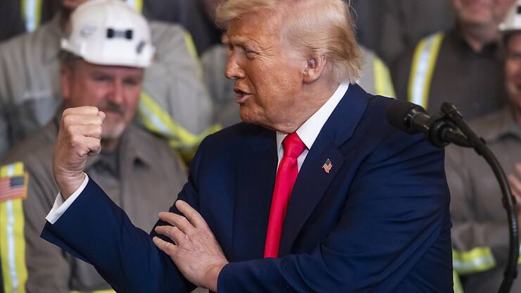 Entouré de mineurs, le président américain Donald Trump a promis de "mettre fin à l'orientation anti-charbon du précédent gouvernement".