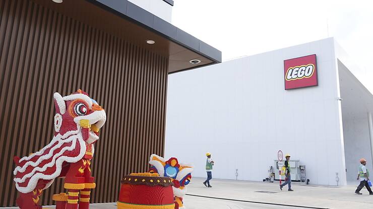 Lego a investi un milliard de dollars dans le projet situé dans la province de Binh Duong, dans le sud du Vietnam, et prévoit que l'usine fonctionnera à 100% avec des énergies renouvelables d'ici début 2026.