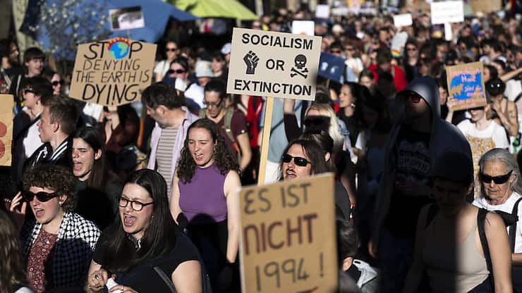 De nombreuses personnes ont défilé pour le climat dans les rues de Berne vendredi en fin de journée.