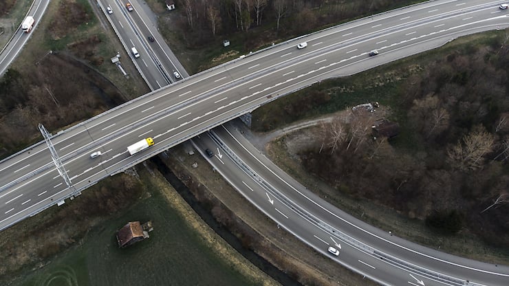 L'accident mortel est survenu entre la sortie et l'entrée autoroutières de Kriessern (SG), dans la vallée du Rhin. On en ignore encore les causes et les circonstances (photo symbolique).