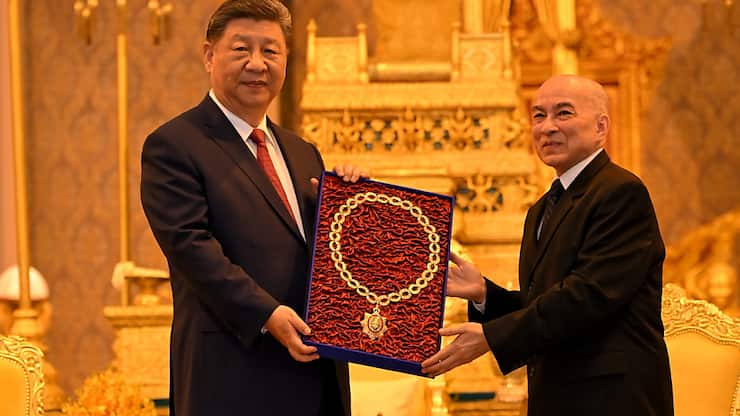 Le président chinois Xi Jinping (à gauche) s'est rendu au Cambodge après avoir visité le Vietnam et la Malaisie.