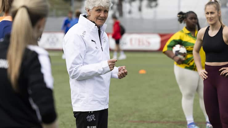 L'entraîneure de l'équipe de Suisse féminine Pia Sundhage (au centre) parle aux influenceuses présentes à Berne ce lundi.