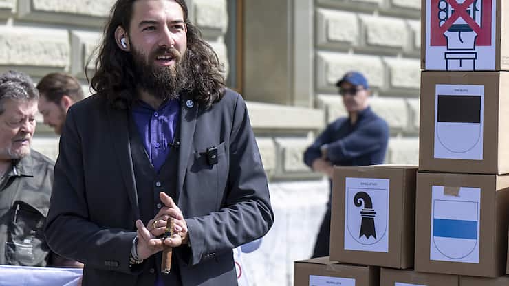 Nicolas Rimoldi, président du mouvement Mass-Voll, a annoncé mardi avoir obtenu 15'000 signatures contre l'e-ID.
