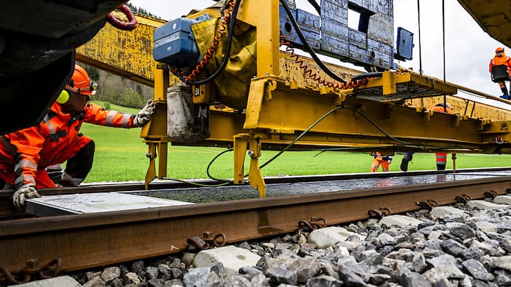 L'installation des panneaux solaires entre les rails se fait à l'aide d'un train spécial.