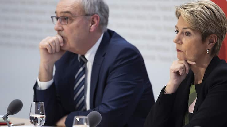 La présidente de la Confédération Karin Keller-Sutter et le ministre de l'économie Guy Parmelin s'efforcent à Washington d'améliorer les relations commerciales avec l'administration Trump (archives).