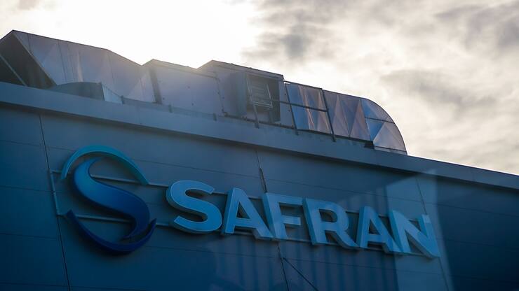 Safran a par ailleurs confirmé ses perspectives pour 2025 précédemment annoncées, tout en soulignant le "risque" que faisaient peser les droits de douane décidés par Donald Trump sur celles-ci.