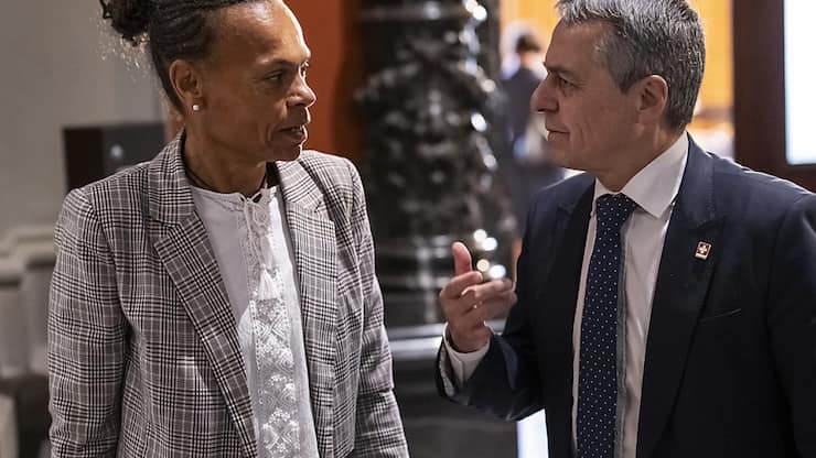 La directrice de la DDC Patricia Danzi et le conseiller fédéral Ignazio Cassis ont dû réduire les dépenses pour les ONG à la suite de la décision du Parlement sur le financement de l'aide à la ccopération (archives).