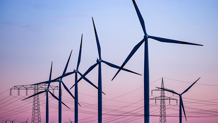 L'utilisation efficace de l'énergie produite par des éoliennes, ici dans la région allemande de Saxe-Anhalt, nécessite de nouvelles lignes électriques (archives).