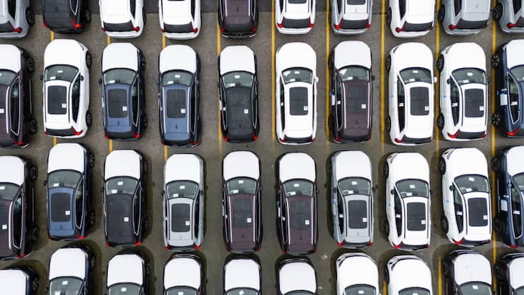 "Les chiffres globaux actuels du marché confirment que le besoin de conditions cadres favorables à l'économie reste très urgent", explique Auto-Suisse qui, par la voix de son président Peter Grünenfelder, appelle de ses voeux "un cadre proéconomique" de l'Etat qui "décharge le secteur automobile".