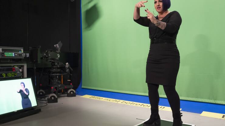 Barbara Rossier est l'une des dix interprètes sourds qui traduisent les chansons du Concours Eurovision en langue des signes. Les enregistrements se sont déroulés ces derniers jours dans les studios de la SRF.