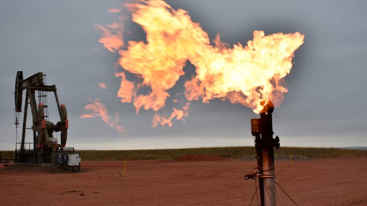 La perspective d'une accélération de la production d'hydrocarbures, alors que plane le risque d'une récession mondiale, plombe les cours du brut. (archive)