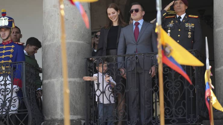 Le président de l'Equateur, Daniel Noboa, a annoncé lundi confier à la compagnie pétrolière chinoise Sinopec le forage de nouveaux puits en Amazonie.