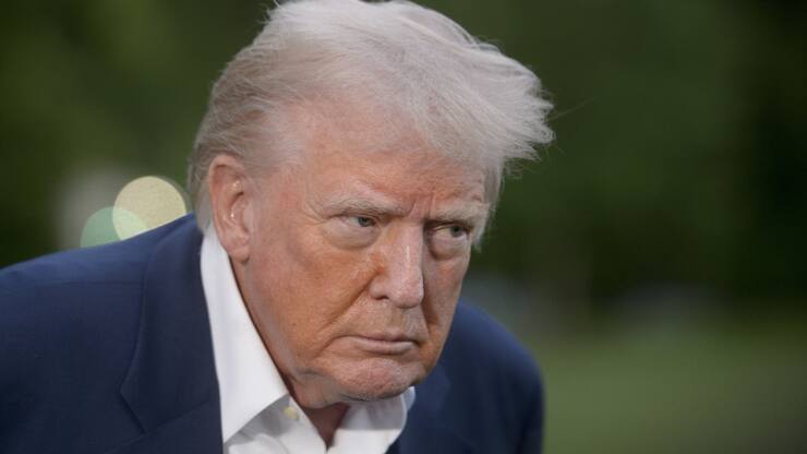 Donald Trump justifie les coups de canifs à plus d'un demi-siècle de libéralisation des échanges par le creusement du déficit commercial des Etats-Unis et la nécessité de revitaliser l'industrie nationale (archives).