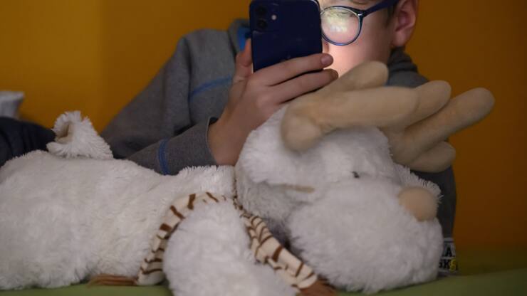 Une organisation nouvellement créée veut introduire en Suisse un âge minimum de 16 ans pour l'utilisation des réseaux sociaux (image symbolique).