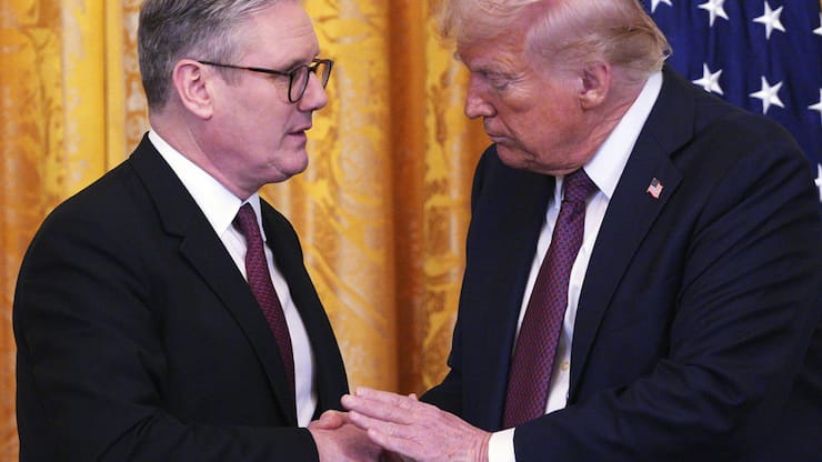 La rencontre entre le Premier ministre britannique Keir Starmer et le président américain Donald Trump à Washington en février. (archive)