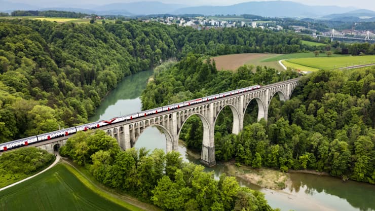 La fermeture totale de la ligne Fribourg-Berne, ici le viaduc de Grandfey, permet de concentrer les travaux sur huit semaines, sans quoi les restrictions auraient duré environ trois ans.