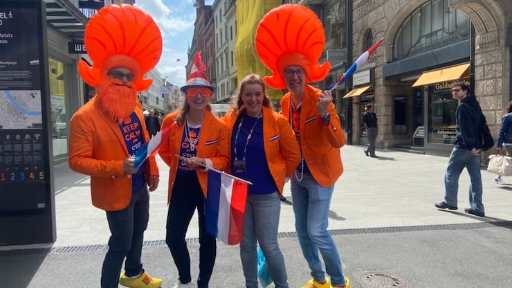 Des fans venus des Pays-Bas pour assister à l'Eurovision à Bâle mardi.