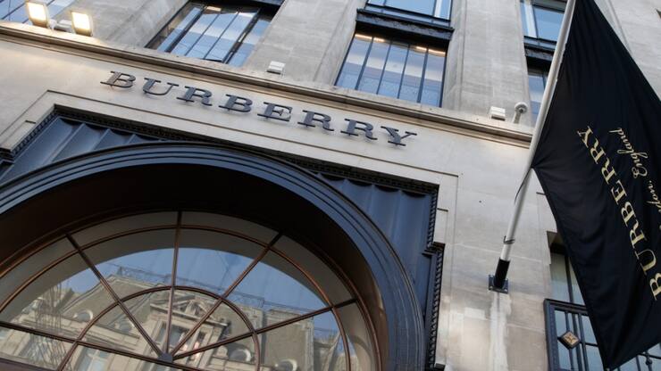 Burberry a essuyé sur l'exercice décalé 2024/25 une perte nette de 75 millions de livres, contre un bénéfice de 270 millions un an plus tôt (archives).